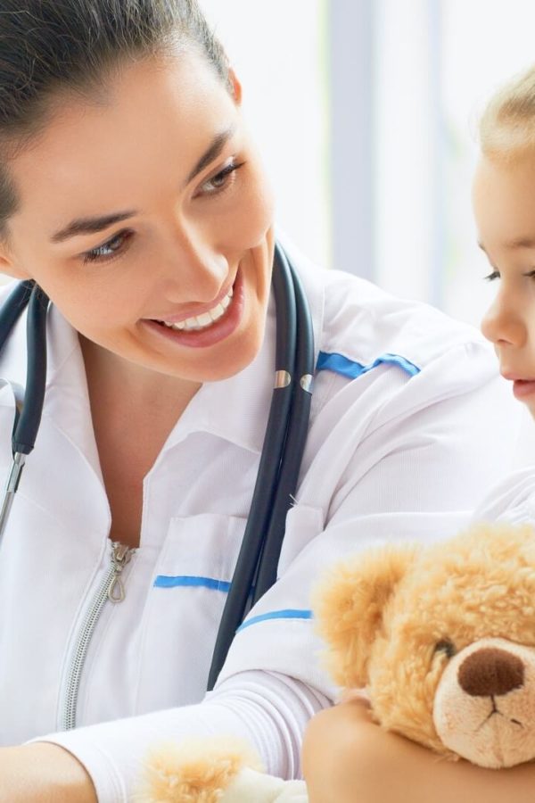 Una bambina è con l'orsacchiotto dal dottore.