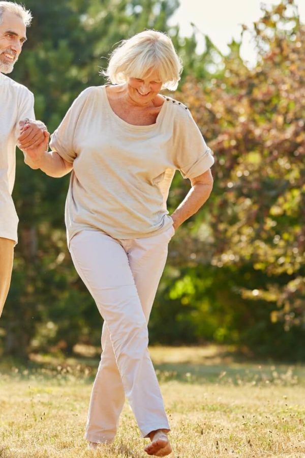 Ein älteres vitales Paar ist körperlich aktiv, um das Immunsystem zu stärken.